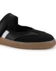 Detalle del material sintético en tenis negro con blanco para dama, pulsera ajustable al tobillo y suela baja 2cm