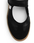 Vista del detalle en pulsera ajustable al tobillo con punta redonda en tenis negro para dama y suela baja 2cm