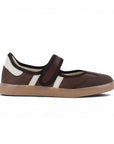 Vista lateral del tenis café con beige para dama, pulsera ajustable en el empeine y suela baja 2cm