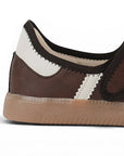Vista trasera de la suela baja 2cm en el tenis café con beige para dama y pulsera ajustable en el empeine