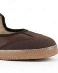 Detalle del material sintético en tenis café con beige para dama, pulsera ajustable al tobillo y suela baja 2cm