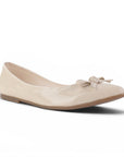 vista diagonal de flats beige de dama con moño y charol de piso