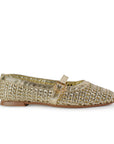 Vista lateral de flats dorados tejidos para mujer con pulsera sobre empeine de piso tipo balerinas