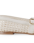 Vista trasera de flats tipo balerinas beige de piso para mujer tejidos con pulsera en empeine ajustable