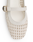 Vista de material sintético en flats tipo balerinas para mujer con pulsera en empeine de piso tejido en color beige