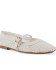 Vista diagonal de balerina beige con bordado floral para mujer de pulsera ajustable de piso