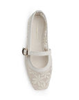 Vista superior de flats tipo balerinas beige de piso para mujer con bordado floral transparente y hebilla moderna en correa ajustable