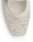 Vista de material sintético en flats tipo balerinas beige de piso para mujer con bordado de flores y correa ajustable