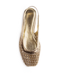 Vista superior en los flats tejidos tipo calados de color dorado para dama con pulsera ajustable al talón