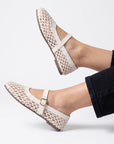 Flats tipo balerinas beige para mujer tejidas con pulsera en empeine de piso