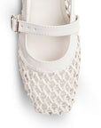 Detalle del material sintético en flats tipo balerinas para mujer con pulsera en empeine de piso tejido en color beige