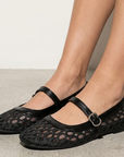 Flats tipo balerinas negras para dama con pulsera ajustable en el empeine y malla calada de piso