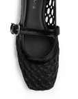 Vista del detalle en punta semi cuadrada de los flats tipo balerina negra y pulsera ajustable en el empiene para dama
