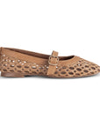 Vista lateral de flats tipo balerina café para dama con malla calada y pulsera ajustable de piso