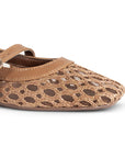 Detalle del material yute en los flats tipo balerina café para dama con suela de piso y pulsera ajustable