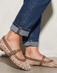 Flats tipo balerinas beige con café para dama con pulsera ajustable en el empeine y malla calada de piso