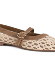 Vista diagonal en flats tipo balerina beige con café para dama con suela de piso y pulsera ajustable en el empeine