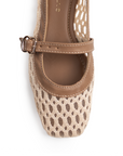 Vista del detalle en punta semi cuadrada de los flats tipo balerina beige con café y pulsera ajustable en el empiene para dama