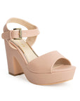 Vista diagonal de zapatilla para mujer con tacón ancho de 10cm y pulsera ajustable con hebilla en color maquillaje