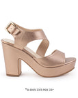 Vista lateral de zapatilla oro rosado para mujer con hebilla cuadrada en pulsera ajustable con tacón bloque de 10cm