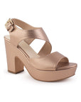 Vista diagonal de zapatilla oro rosado para mujer con hebilla en pulsera ajustable y tacón medio de 10cm