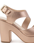Vista trasera de tacón bloque medio de 10cm en zapatilla oro rosado para mujer con hebilla ajustable en pulsera