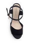 Vista superior de zapatilla negra para mujer con pulsera ajustable de hebilla