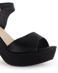 Vista de material cabra sintético en zapatilla para mujer con pulsera ajustable y tacón medio de 10cm color negro