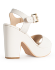 Vista trasera de tacón bloque medio de 10cm en zapatilla beige para mujer con pulsera ajustable