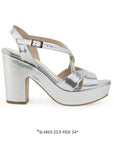 Vista lateral de zapatilla plata para mujer con tiras cruzadas pulsera ajustable y tacón bloque de 10cm