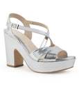 Vista lateral de zapatilla plata para mujer con pulsera ajustable y tacón bloque de 10cm