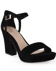 Vista diagonal de zapatilla negra para mujer con tacón ancho de 9cm y pulsera ajustable