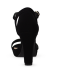 Vista trasera de tacón ancho medio de 9cm en zapatilla negra para mujer con pulsera ajustable