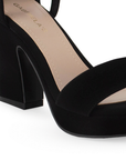 Vista de material buck en zapatilla negra para mujer con tacón ancho de 9cm y pulsera ajustable