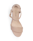 Vista superior de zapatilla para mujer con pulsera ajustable y de diseño descubierto en color nude