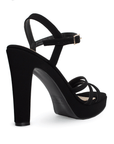 Vista trasera de tacón alto de 11cm en zapatilla negra para mujer con pulsera ajustable