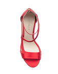 Vista superior de zapatilla roja para mujer con tiras cruzadas en diseño descubierto y ajuste con cierre trasero