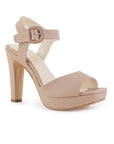 Vista diagonal de zapatilla de diseño descubierto para mujer con tacón alto de 11cm plataforma frontal y hebilla forrada en color nude