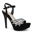 Vista diagonal de zapatilla negra de diseño abierto para mujer con tacón alto delgado de 13cm y pedreria brillante