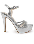 Vista lateral de zapatilla plateada para mujer con tiras de pedrería pulsera ajustable y tacón alto delgado de 13cm