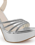 Vista a detalle de tiras con pedrería zapatilla plateada para mujer con pulsera ajustable y tacón alto delgado de 13cm