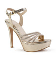 Vista diagonal de zapatilla dorada de diseño abierto para mujer con tacón alto delgado de 13cm y pedreria brillante