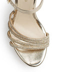 Vista de material sintético en zapatilla dorada para mujer con tiras de pedrería pulsera ajustable y tacon delgado alto de 13cm