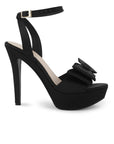 Vista lateral de zapatilla negra para dama con moño, punta abierta tacón alto 12cm y plataforma