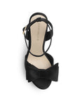 Vista superior de zapatilla negra con moño, plataforma, punta abierta pulsera ajustable y tacón alto 12cm para dama