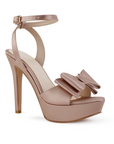 Vista diagonal de zapatilla nude con plataforma, punta abierta, moño y tacón alto 12cm para dama