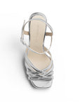 Vista superior de zapatilla plateada para mujer con punta cuadrada tiras cruzadas y pulsera al tobillo