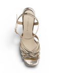 Vista superior de zapatilla dorada para mujer con punta cuadrada tiras cruzadas y pulsera al tobillo