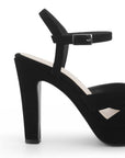 Vista trasera de tacón alto de 12cm en zapatilla negra para mujer con pulsera ajustable y tiras cruzadas