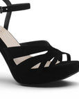 Vista a detalle de tiras entrelazadas en zapatilla negra para mujer con plataforma frontal tacón alto de 12cm y pulsera ajustable
